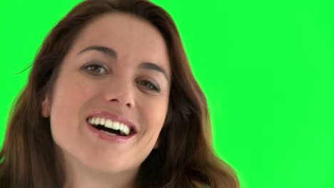 un primer plano de una atractiva mujer hispana sonriendo a la cámara