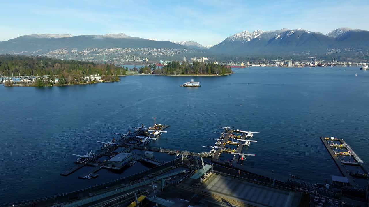 panorama de hidroaviones atracados en el centro de vuelo del puerto de vancouver en el puerto de carbón en vancouver, columbia británica, canadá