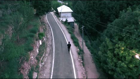 Imágenes-Aéreas-De-Un-Hombre-Caminando-En-Una-Zona-Montañosa