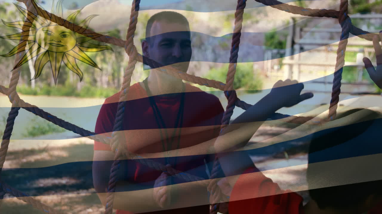 장애물 경주 훈련 중 백인 남자와 소년 위에 아르헨티나  ⁇ 발의 애니메이션