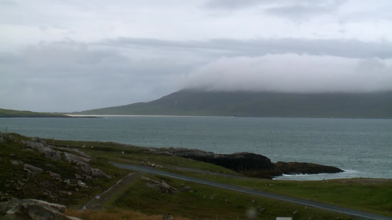스코틀랜드 외곽 헤브리디스 제도의 일부인 해리스 섬의 풍경과 바다