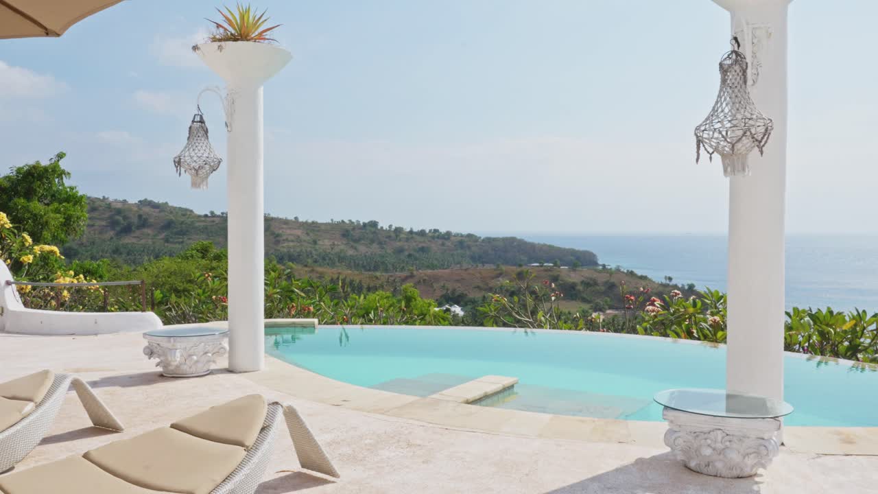 Villa privata di lusso nel sud di Lombok, Indonesia, con piscina a sfioro proprio fuori dalla porta della camera da letto