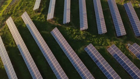 Von-Oben-Nach-Unten-Szenische-Antenne-Von-Photovoltaik-Solarmodulen-Bei-Sonnenuntergang,-Seitlich