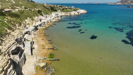 Erleben-Sie-Das-Atemberaubende-Mediterrane-Paradies-Mit-Luftaufnahmen-Des-Kristallklaren-Wassers-Und-Des-Goldenen-Sandes-Der-Gnejna-Bucht