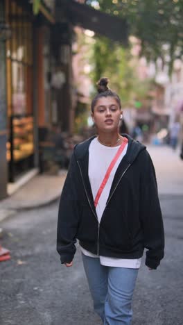 joven caminando por la calle de la ciudad