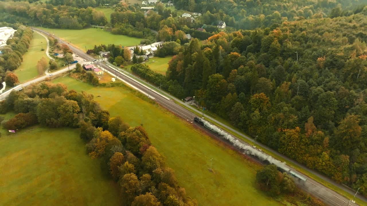 ⁇ 으로 운전 하는 역사적 기차 의 공중 촬영