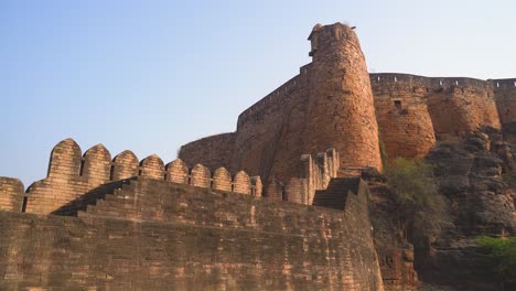 el enorme muro fronterizo de la fortaleza de gwalior en madhya pradesh, india