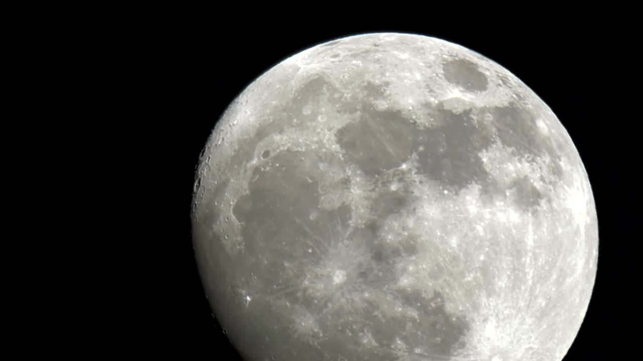 어두운 하늘에 떠오르는 달.