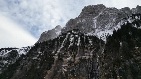 Klöntalersee-Schweiz-Glarus-Blick-Hinauf-Zu-Den-Gipfeln-Aufsteigenden-Luftaufnahmen-Mit-Wolken-über-Der-Spitze