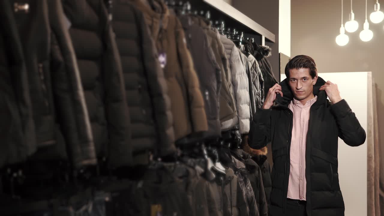 hombre intentando una chaqueta en una tienda de ropa