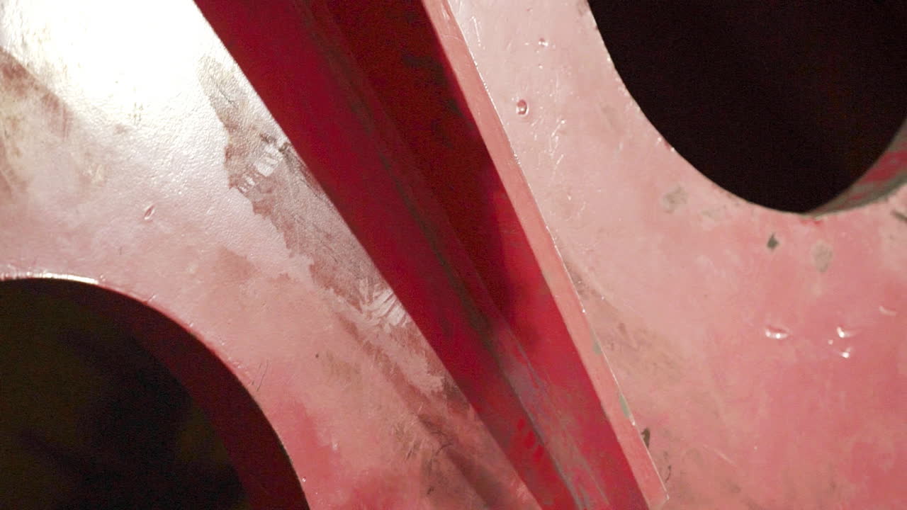 primer plano de una parte industrial de metal rojo