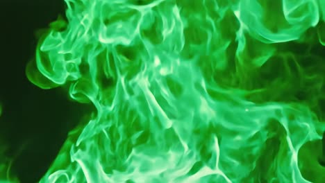 grüne flammen auf schwarzem hintergrund