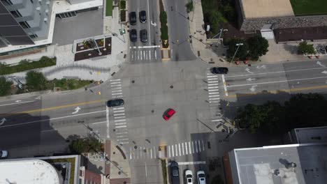 Los-Conductores-Se-Detienen-Y-Conducen-A-Través-De-Una-Intersección-De-Cuatro-Vías-En-Una-Ciudad-Metropolitana