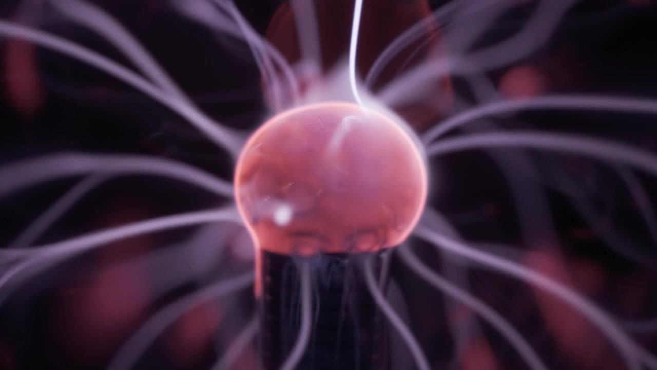 Primo piano del centro di una sfera al plasma che scarica raggi di energia.