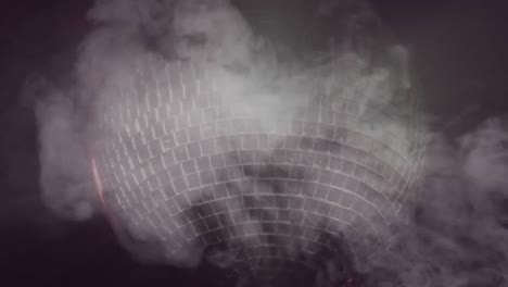 bola de discoteca girando y humo