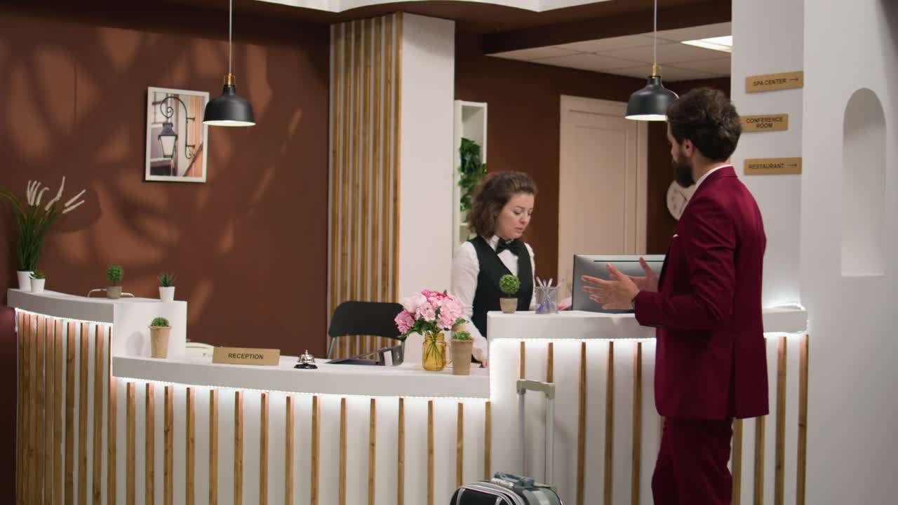 el hombre de negocios muestra la información de identificación en el vestíbulo