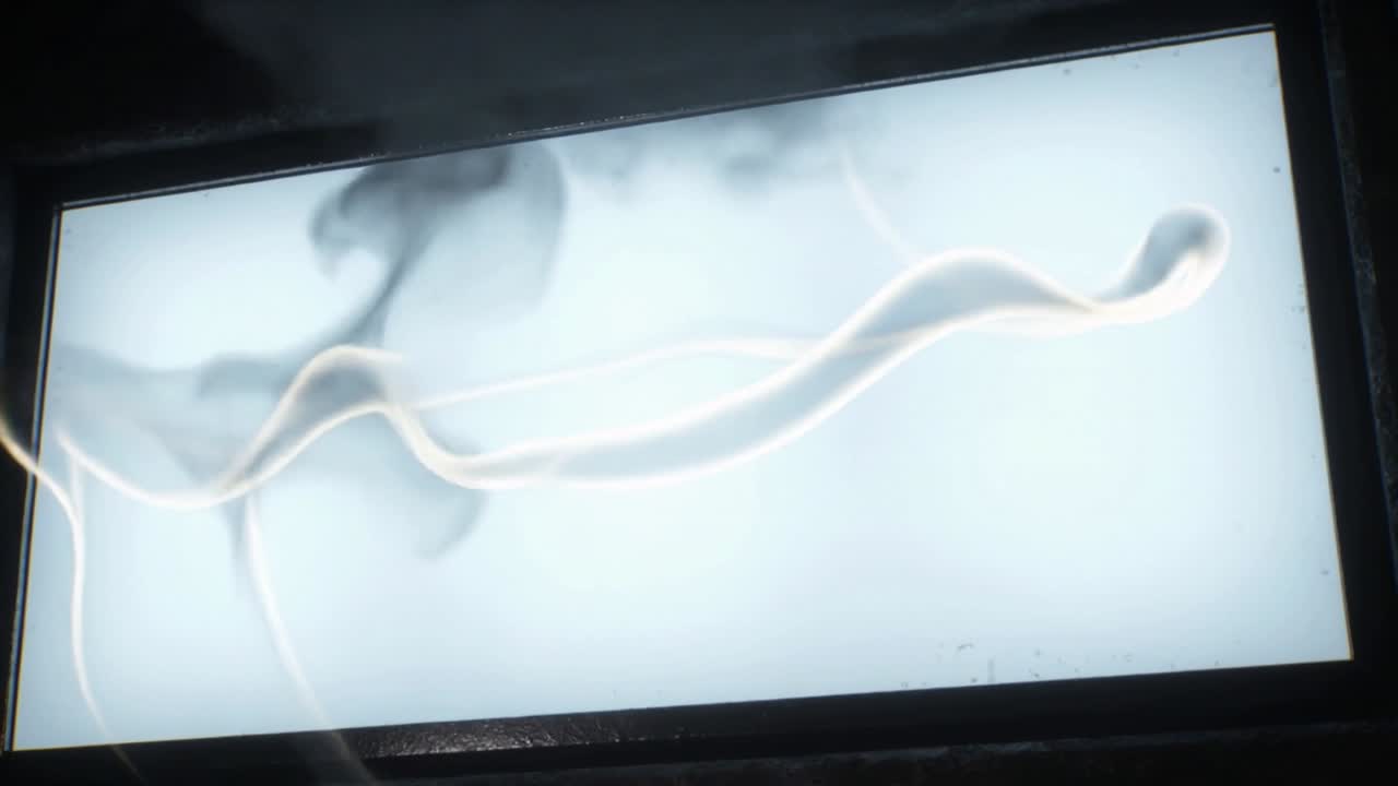 Pluma de fumaça ascendente emergindo de uma ventilação de metal e enrolando-se por um painel fosco retroiluminado durante a ventilação