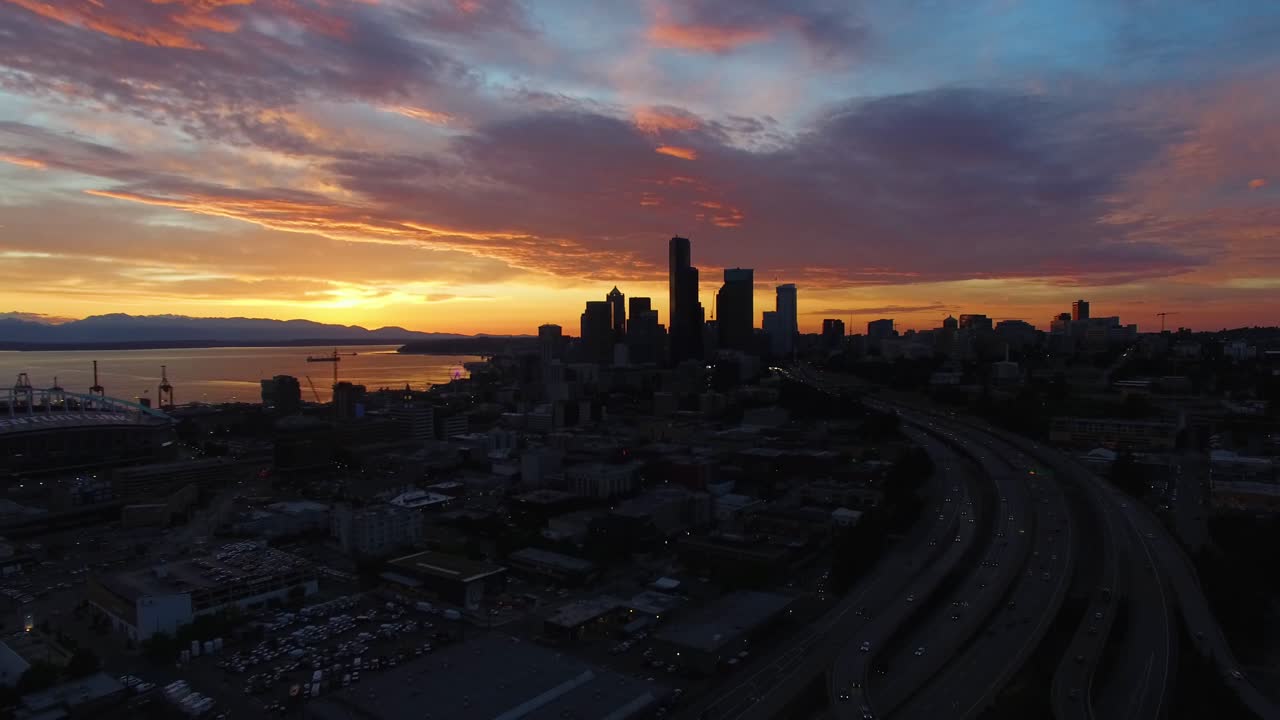 toma aérea amplia del horizonte del centro de seattle con vista a una hermosa puesta de sol sobre el sonido de puget