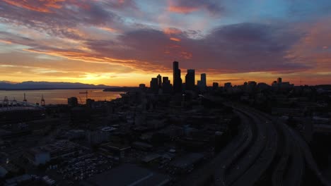 Breite-Luftaufnahme-Der-Skyline-Der-Innenstadt-Von-Seattle-Mit-Blick-Auf-Einen-Wunderschönen-Sonnenuntergang-über-Dem-Puget-Sound