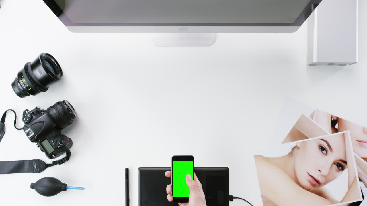 탑 뷰 사진작가 그래픽 디자이너 손 위에서 책상에서 일하는 - 빨간 서사시 드래곤