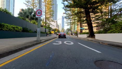 un viaje en coche a través de calles urbanas y paisajes