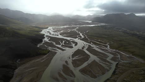 Río-En-El-Valle-Iluminado-Por-El-Sol-Por-La-Mañana