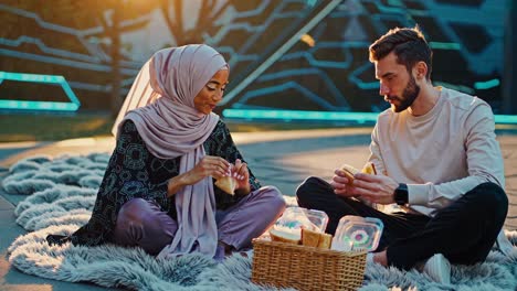 couple enjoying a picnic lunch in the city