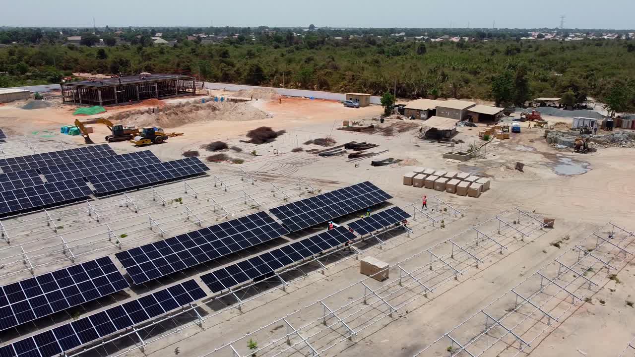 inauguración de una enorme planta de energía fotovoltaica con paneles solares y edificios en construcción en jambur, gambia
