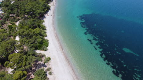 Una-Vista-De-La-Prístina-Playa-De-Xylokastro,-Grecia.