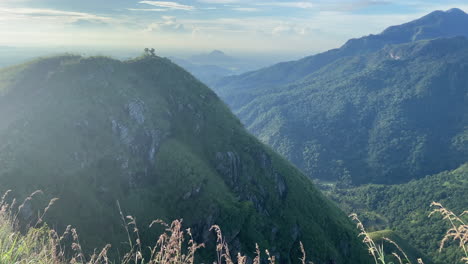 Handheld-Aufnahme-Vom-Gipfel-Des-Little-Adam&#39;s-Peak-In-Ella,-Sri-Lanka,-An-Einem-Sonnigen-Morgen