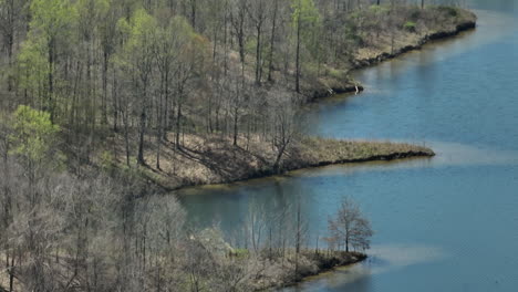 Tranquil-Scenery-At-Glen-Springs-Lake-In-Tennessee,-USA---Aerial-Drone-Shot