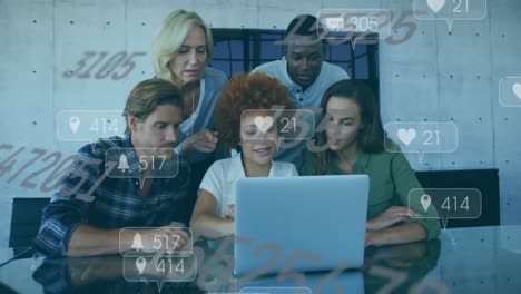 animación de números cambiantes y cajas de mensajes sobre diversos compañeros de trabajo discutiendo informes en la computadora portátil