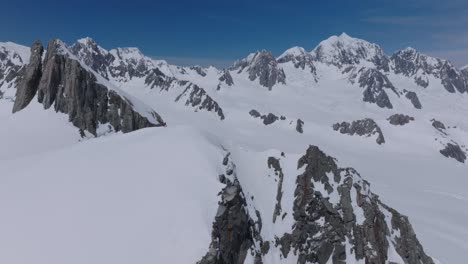 Un-Hombre-Escalando-Montañas-Nevadas-En-Los-Remotos-Rincones-Salvajes-De-La-Naturaleza