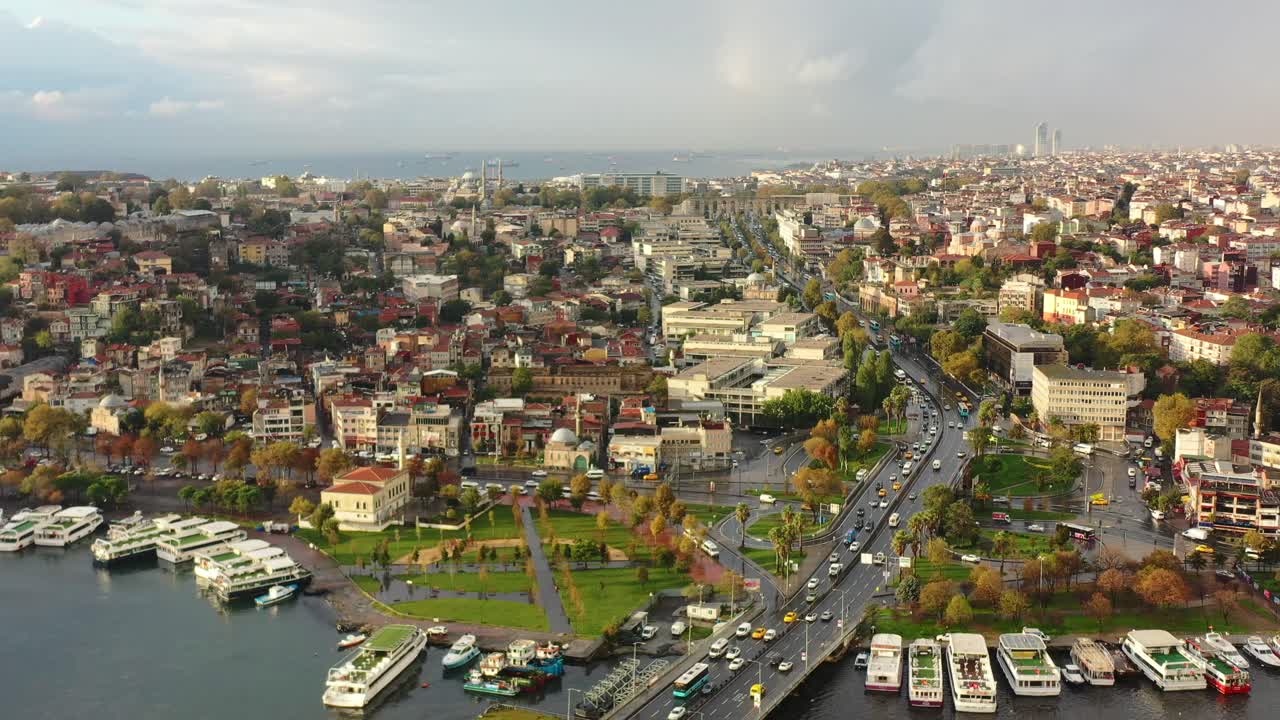 amplia vista aérea de un amanecer colorido y vibrante en estambul, turquía, después de una lluvia temprana mientras coches y autobuses cruzan el puente ataturk.