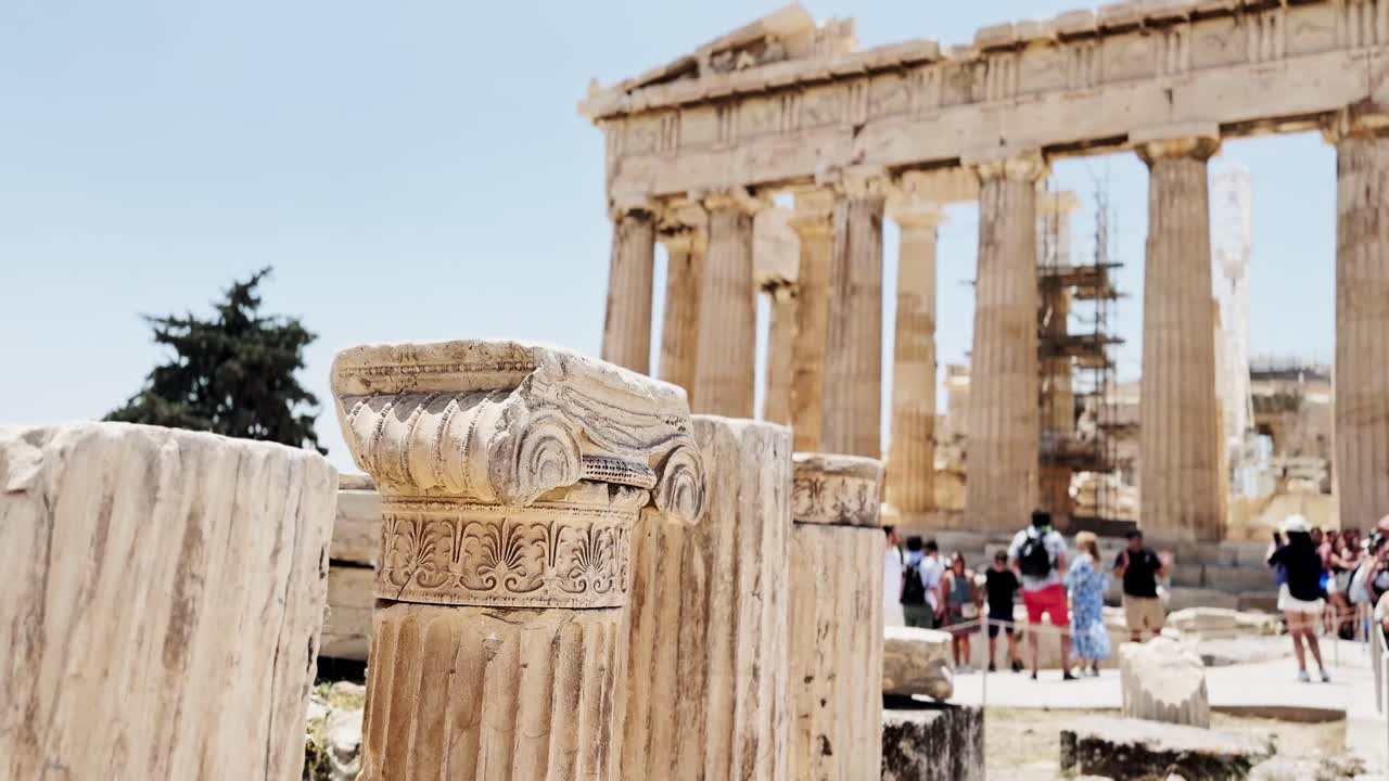 Antiche rovine del Partenone con una folla di visitatori all'Acropoli di Atene