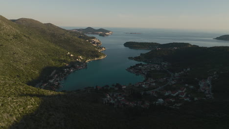 Sobrevuelo-Aéreo-De-La-Ciudad-Costera-Dálmata-Y-La-Bahía-En-Croacia-Al-Atardecer,-Dron-De-5k