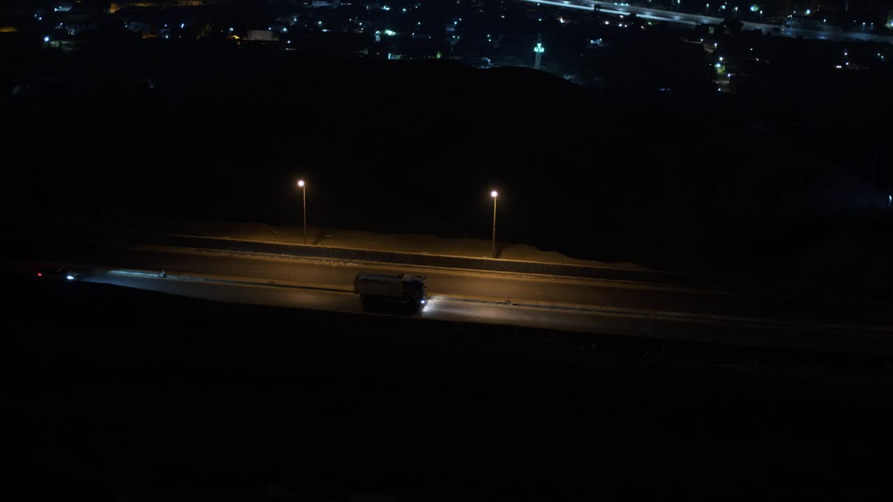 산에서 자정에 도로