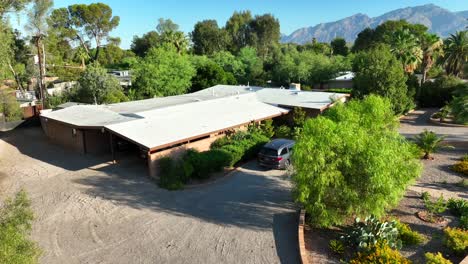 House-with-flat-roof-in-dry-desert-area-of-USA