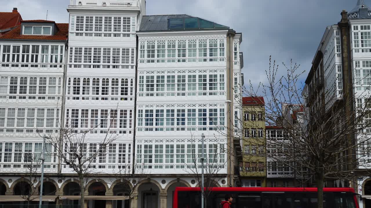 La Coruña, Spagna. Architettura cittadina, riprese sul lungomare. LA CORUÑA, SPAGNA - 1 APRILE 2018: Architettura cittadina, riprese sul lungomare. La Coruña, la grande città nel nord-ovest della Spagna, località turistica e porto.