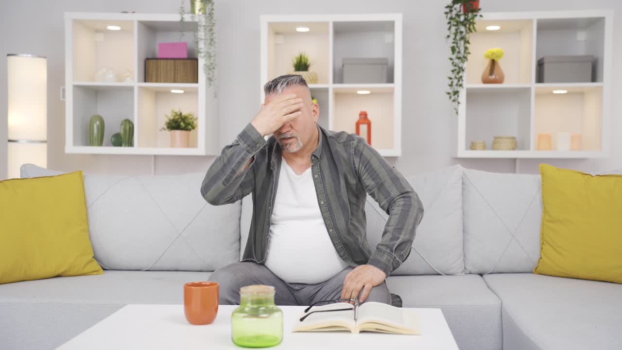 두통이 있는  ⁇ 은이.