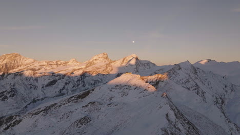 Toma-Aérea-En-Suiza-En-La-Ciudad-De-Zermatt-Con-La-Montaña-Matterhorn