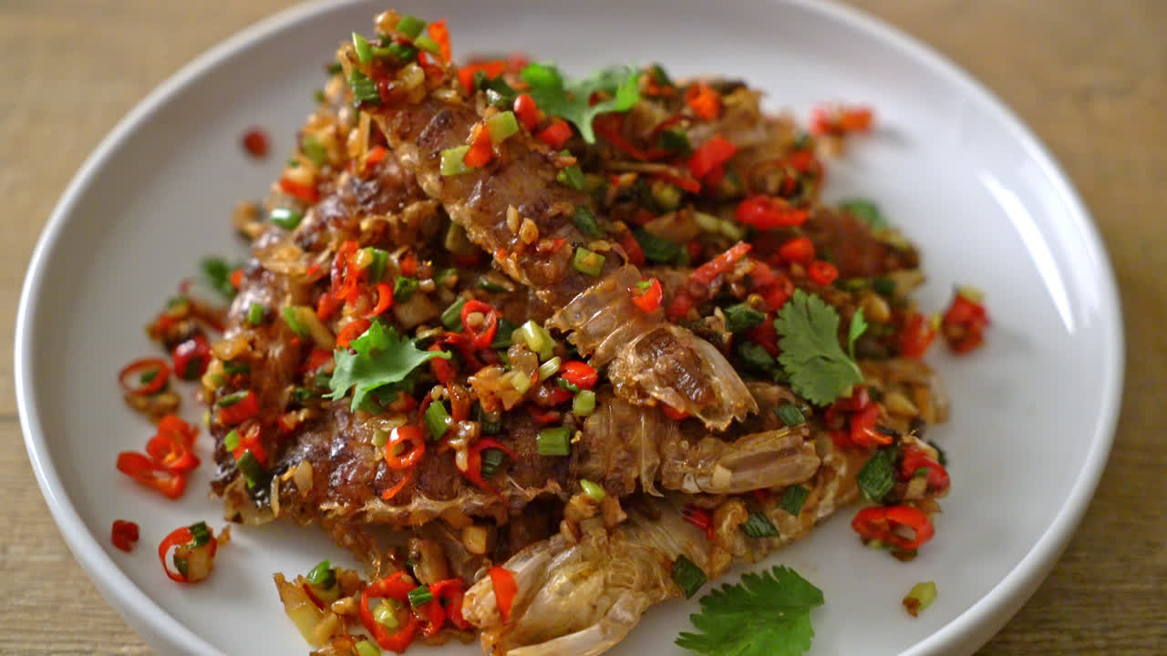 칠리와 소금을 곁들인 사마귀 새우 또는 가재 볶음 - 해산물 스타일