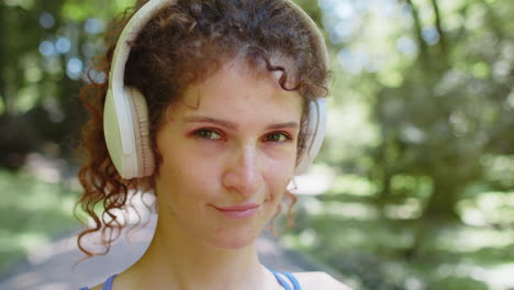 retrato facial en primer plano de una corredora deportiva escuchando música en auriculares