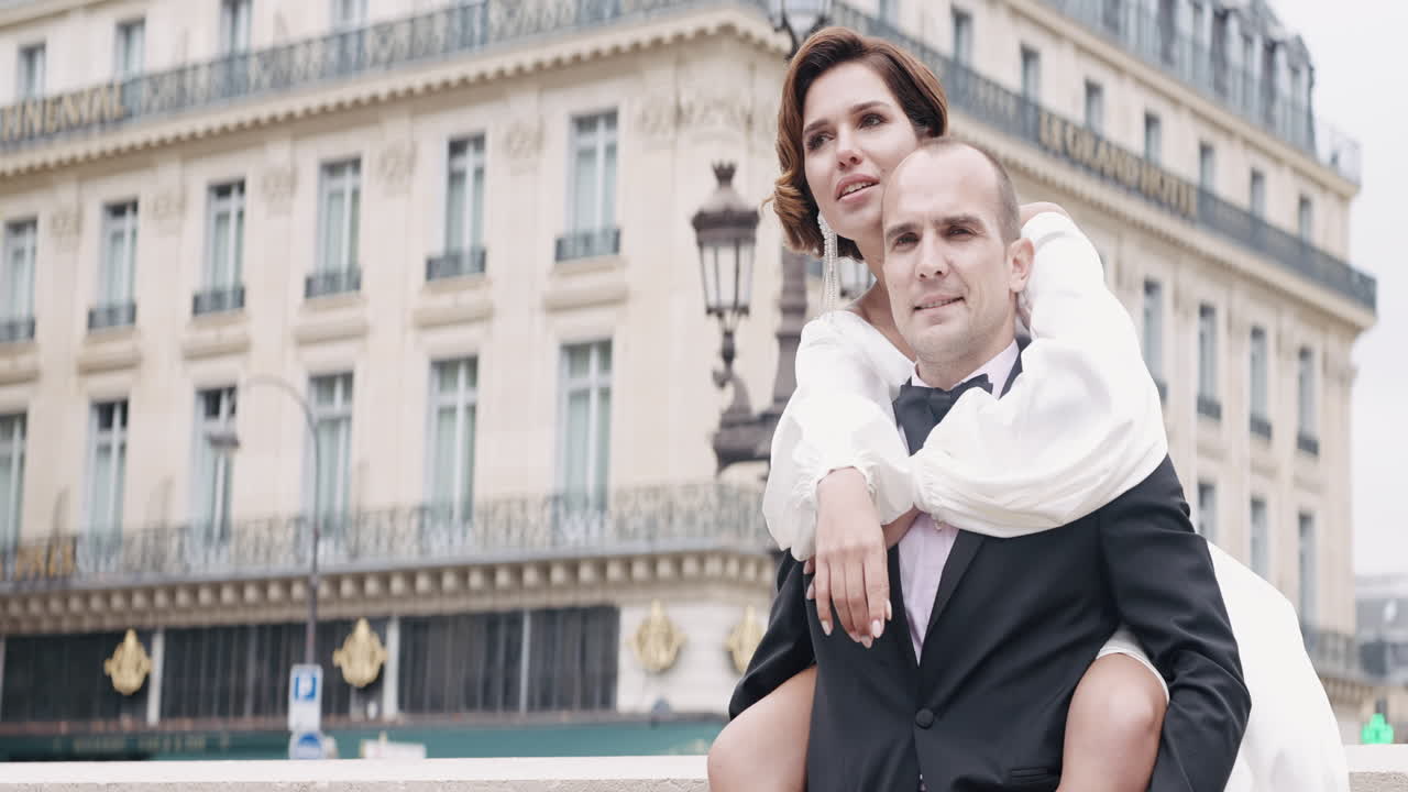 una pareja en parís disfrutando de su boda.