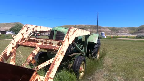 Alter-Gebrauchter-Rostiger-Bulldozer,-Der-An-Einem-Sonnigen-Tag-In-Der-Nähe-Von-Alberta,-Kanada,-Auf-Einem-Feld-Auf-Dem-Land-Sitzt