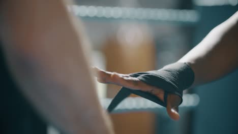 boxeador masculino envolviéndose las manos