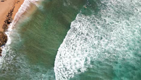 Aerial-View-Of-Foamy-Waves-On-The-Paradise-Beach-Over-Oahu-Island-In-Hawaii,-USA