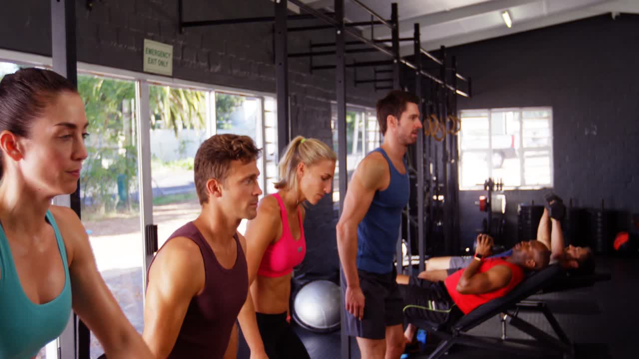 플리오메트릭 운동을 하는 사람들의 그룹