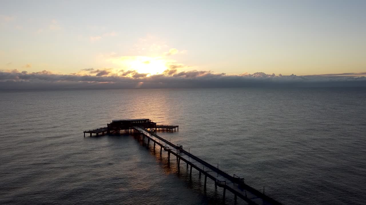 cálido amanecer cielo sobre trato muelle kent horizonte costero aumento vista aérea