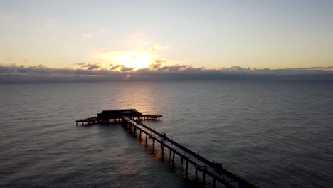 Cálido-Amanecer-Cielo-Sobre-Trato-Muelle-Kent-Horizonte-Costero-Aumento-Vista-Aérea